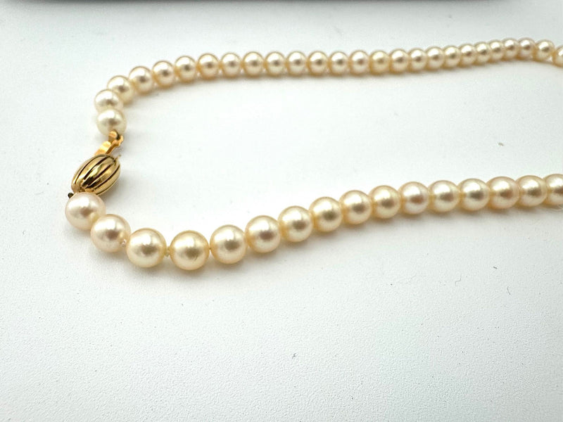 Vintage Akoya pearl necklace by Mappin & Webb 19carat gold in original box - 1980s