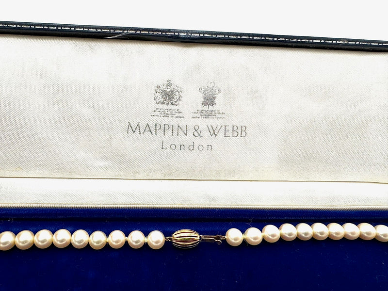 Vintage Akoya pearl necklace by Mappin & Webb 19carat gold in original box - 1980s