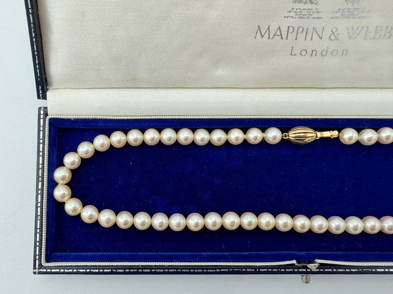 Vintage Akoya pearl necklace by Mappin & Webb 19carat gold in original box - 1980s